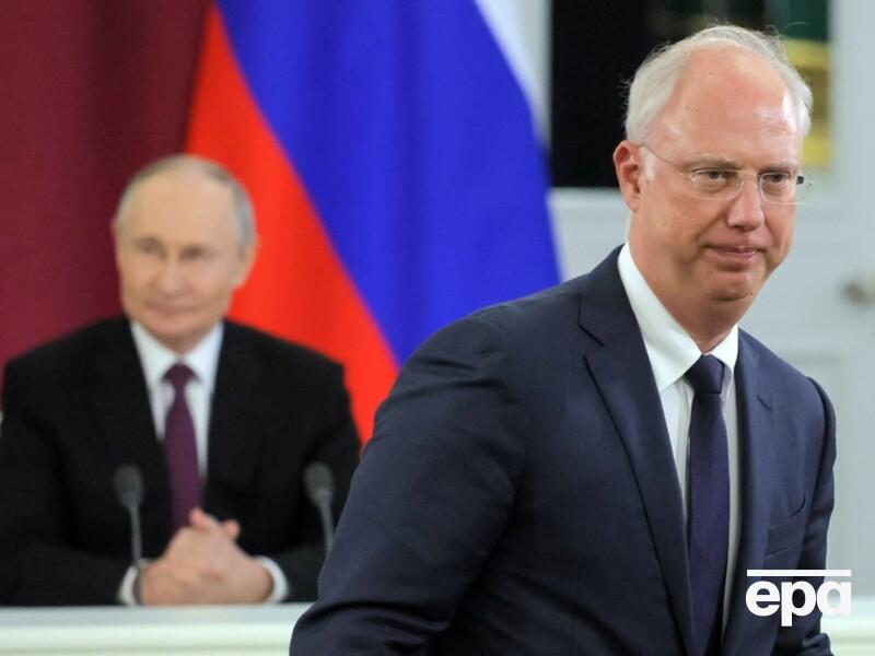 "Кордони РФ ніде не закінчуються". Дмитрієв привіз у США цукерки в обгортках із цитатами Путіна. Фото