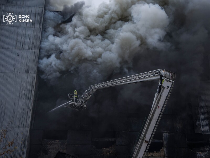 В Киеве почти сутки тушили пожары после обстрела РФ. Фото