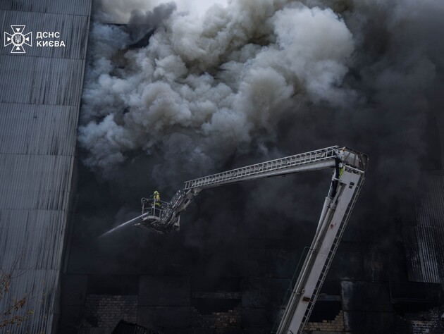 В Киеве почти сутки тушили пожары после обстрела РФ. Фото