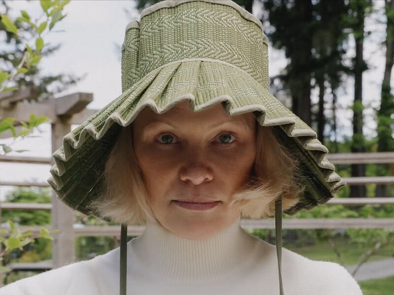 Косить траву, ходить босоніж і консервує овочі. Стало відомо, куди Андерсон переїхала жити