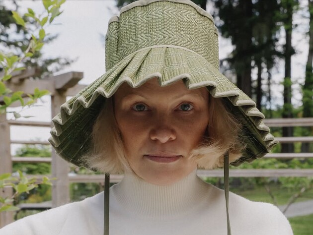 Косить траву, ходить босоніж і консервує овочі. Стало відомо, куди Андерсон переїхала жити