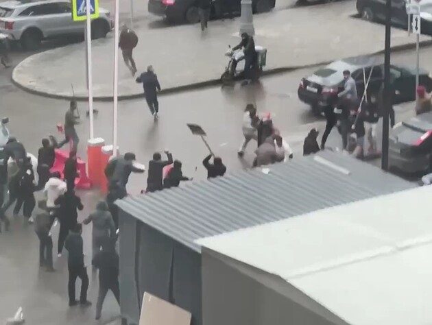 Гонитва з палицями, вибиті шибки, машини із блимавками. У Москві влаштували 