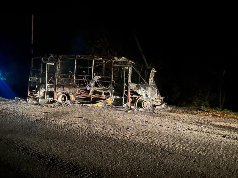 Вблизи Сум российский дрон прицельно ударил по рейсовому микроавтобусу. Он сгорел дотла, пятеро раненых