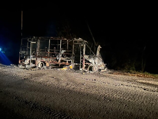 Вблизи Сум российский дрон прицельно ударил по рейсовому микроавтобусу. Он сгорел дотла, пятеро раненых