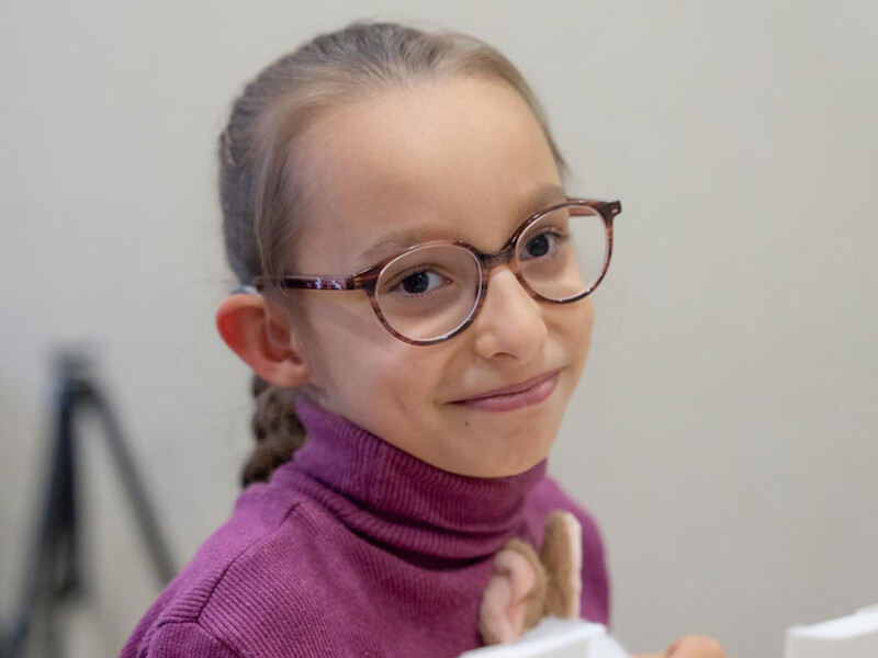 "Розплакалася від щастя". Шестирічна Альона з Херсона отримала слухові апарати від Фонду Ріната Ахметова