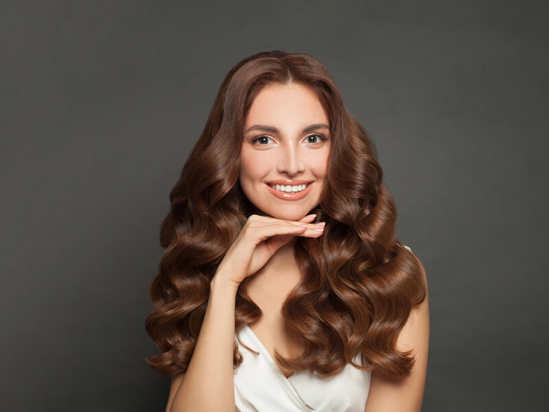 Перестаньте так накручивать волосы на плойку. Для красивых локонов нужно просто сделать это