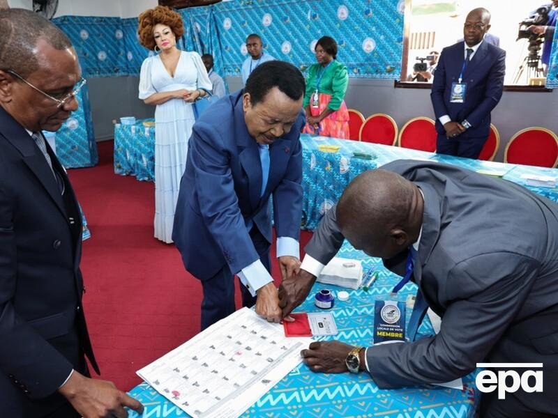 Старейшего в мире президента снова объявили победителем выборов. Его оппонент сообщил о стрельбе 