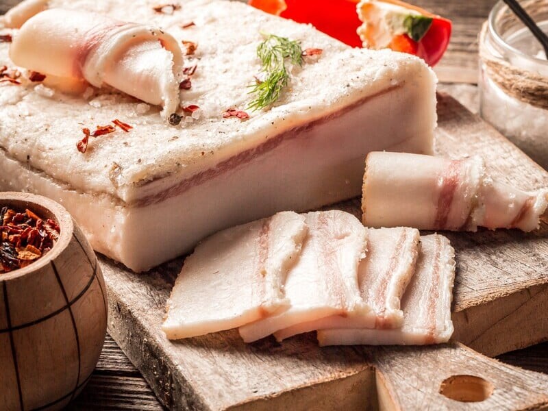 Засолите сало в этом – и оно получится невероятно вкусным и мягким. Рецепт на несколько минут