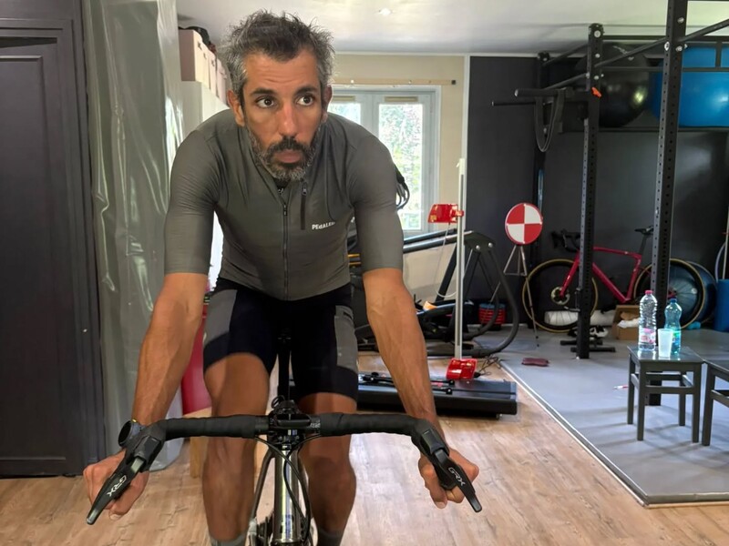 Велосипедист із Франції намагався побити світовий рекорд, але опинився в російській в'язниці