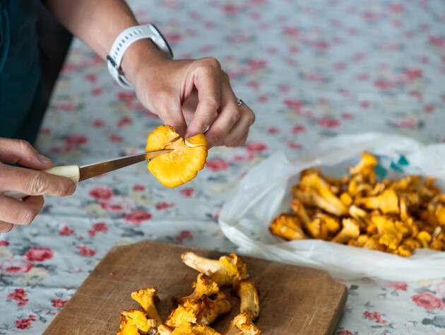 Щоб ідеально почистити гриби – просто залийте їх цим розчином на кілька хвилин. Перевірений спосіб