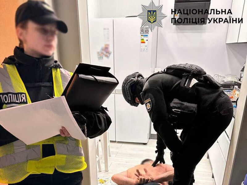 У Києві чоловік відкрив стрілянину по людях, є поранені