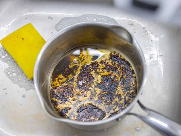 Эта смесь без химии поможет отчистить кастрюлю от нагара
