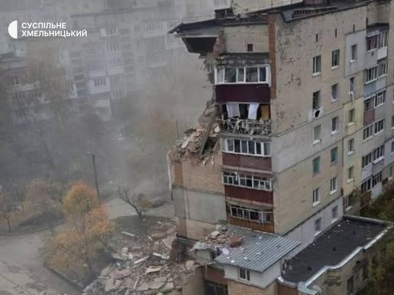"Трьох поверхів немає". У Хмельницькому вибухнула житлова багатоповерхівка, під завалами шукають людей. Фото, відео