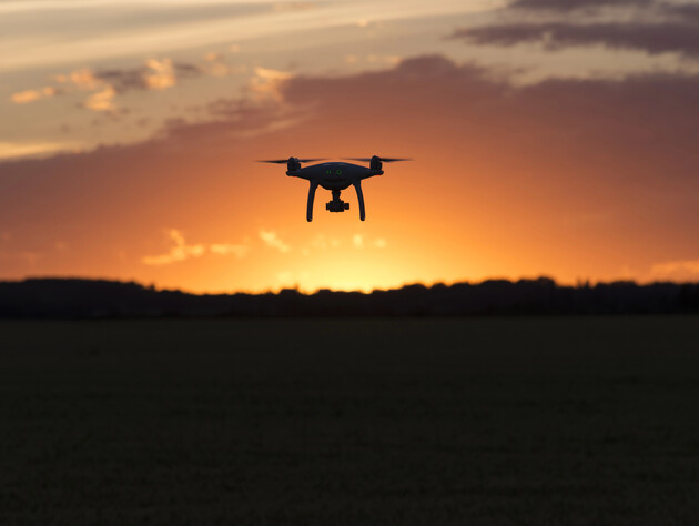 В Эстонии возле военной базы иностранных союзников пролетали неизвестные дроны. Один из них сбили