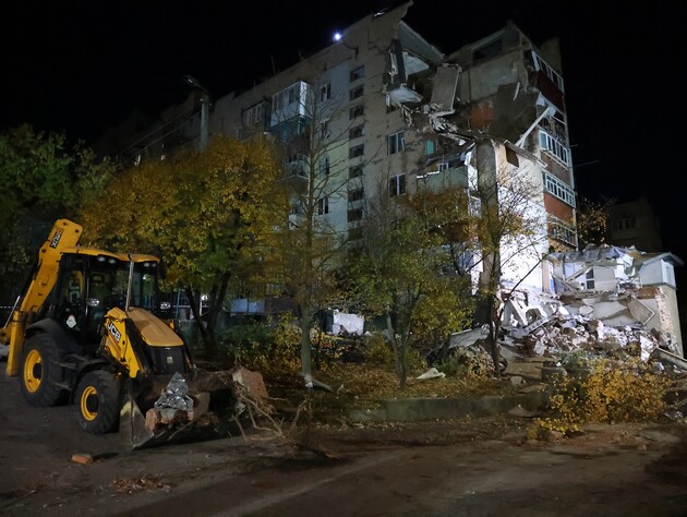 Вибух у багатоповерхівці у Хмельницькому. Зруйновано або пошкоджено 24 квартири, під завалами шукають жінку. Фото