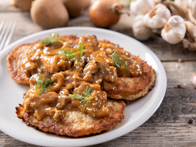 Чтобы картофель не чернел, сделайте это – и получится настоящий полесский дерун с грибами