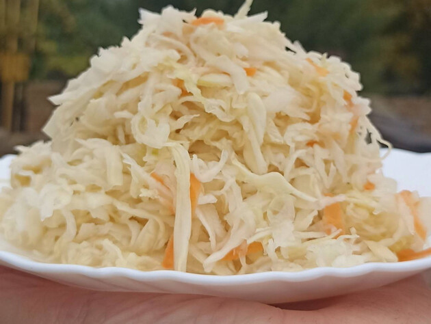 Беленькая, с тонкими листочками – из этого сорта выходит вкусная и хрустящая квашеная капуста