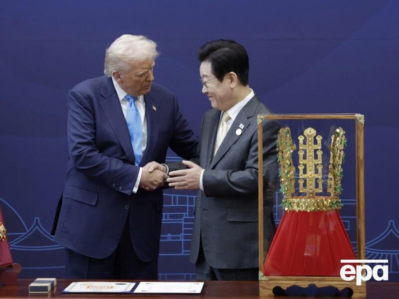 "Я хотел бы сразу надеть". Трампу в Южной Корее подарили орден и корону. Видео