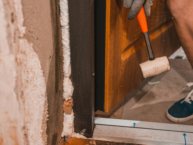 Цей бюджетний спосіб утеплення вхідних дверей – найкращий