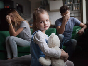 Фонд Ріната Ахметова зібрав поради психолога, як уберегти дитину від конфліктів батьків