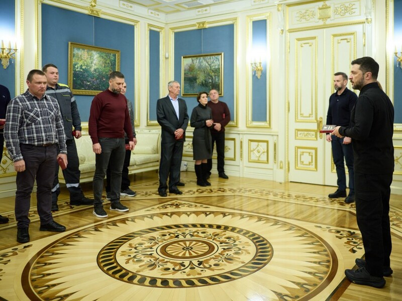 Зеленський відзначив 10 працівників ДТЕК державними нагородами за ремонти після ворожих атак