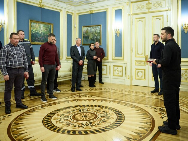 Зеленский отметил 10 работников ДТЭК государственными наградами за ремонты после вражеских атак