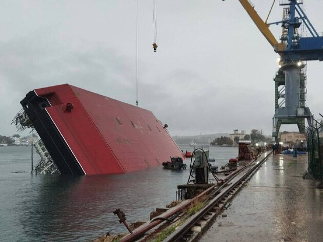 Опубликовано видео смертельного крушения плавучего крана в Севастополе