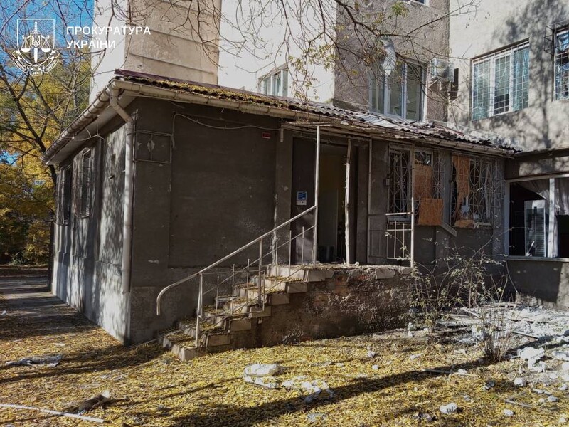 РФ обстріляла дитячу лікарню в Херсоні. Поранено лікарів і пацієнтів