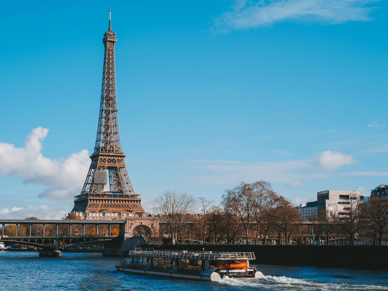 Мужчина тайком провел ночь в Эйфелевой башне