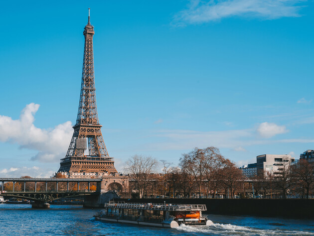 Чоловік потайки провів ніч в Ейфелевій вежі