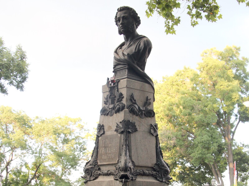 В Одессе спрятали памятник Пушкину. Фото