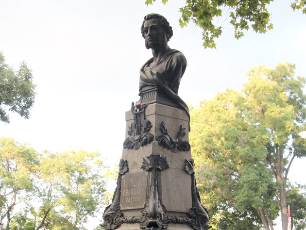 В Одессе спрятали памятник Пушкину. Фото