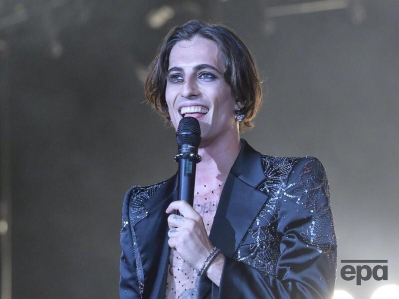 Самый красивый мужчина Италии, лидер Måneskin обручился. Как выглядит избранница, которая старше него