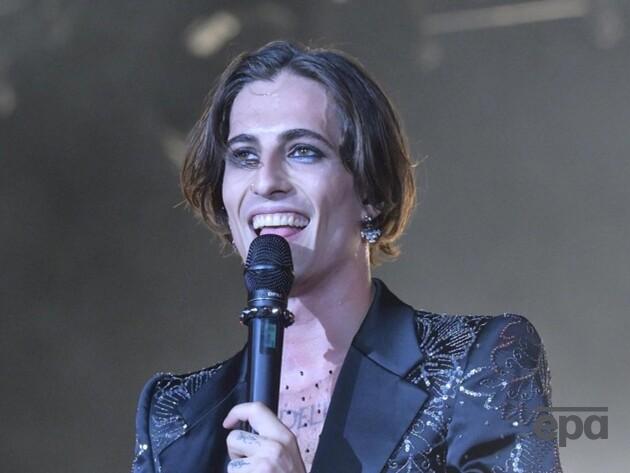 Найкрасивіший чоловік Італії, лідер Måneskin заручився. Який вигляд має старша за нього обраниця