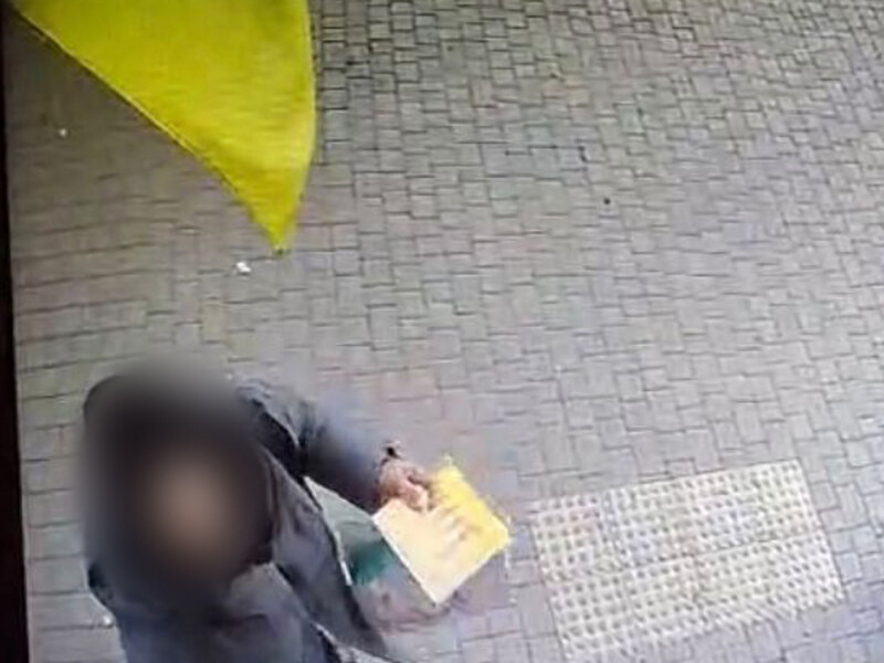 В Одессе женщину подозревают в том, что она сорвала флаг Украины и выбросила его в мусорник