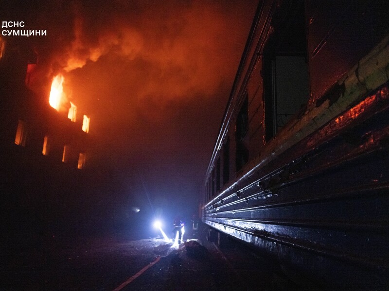 "Тяжка ніч". Росіяни атакували залізницю у двох областях України, є затримки поїздів