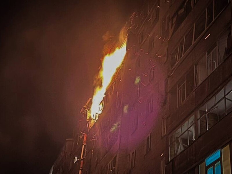 Сумы за час атаковали 10 российских БПЛА. Горит многоэтажка, есть пострадавшие. Фото