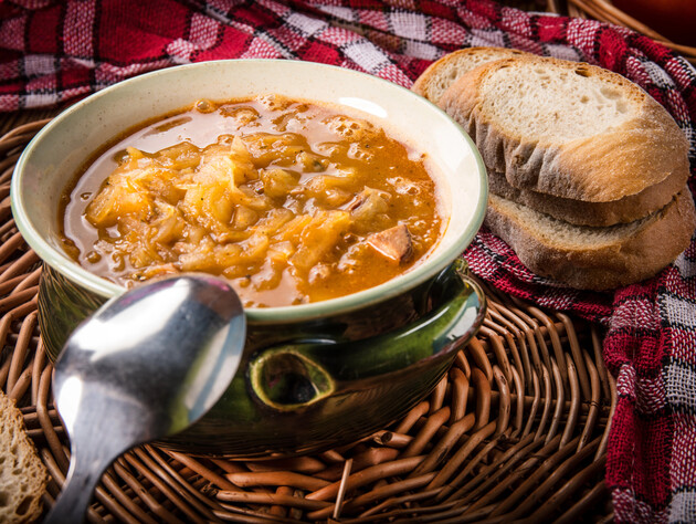 Густий і наваристий капусняк – це найкраща перша страва осені. Покроковий рецепт