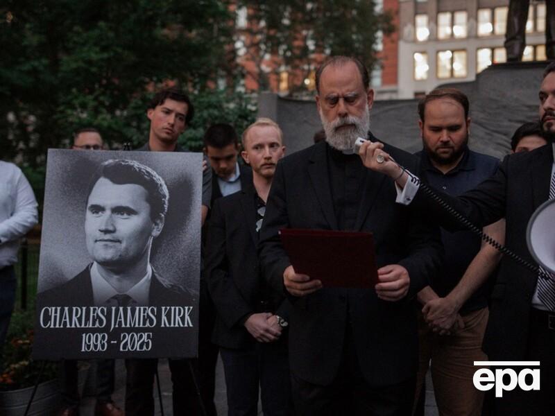 Частина команди Трампа переїхала жити на військові бази. Чому?