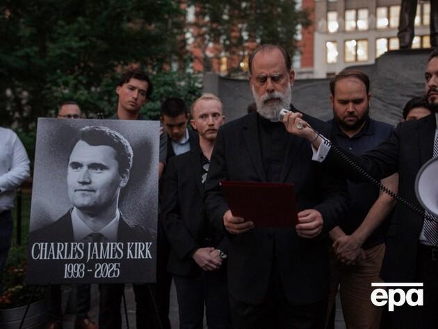 Часть команды Трампа переехала жить на военные базы. Почему?