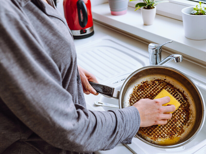 Можно ли выливать растительное масло после жарки в раковину? Как делают опытные хозяйки