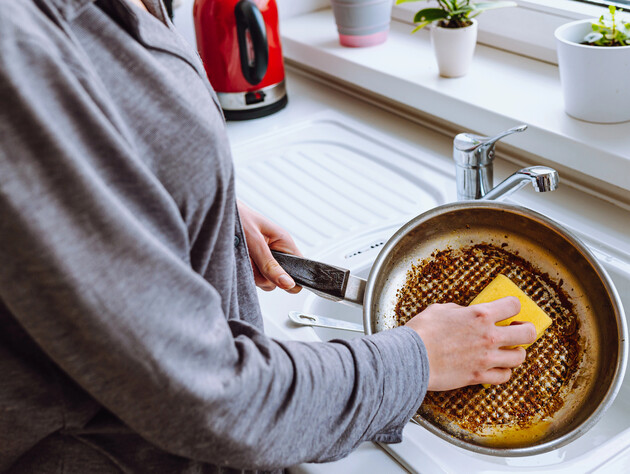 Можно ли выливать растительное масло после жарки в раковину? Как делают опытные хозяйки