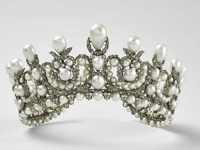 Викрадені коштовності Лувру намагалися продати в даркнеті. Чому не вдалося їх повернути?