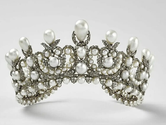 Викрадені коштовності Лувру намагалися продати в даркнеті. Чому не вдалося їх повернути?