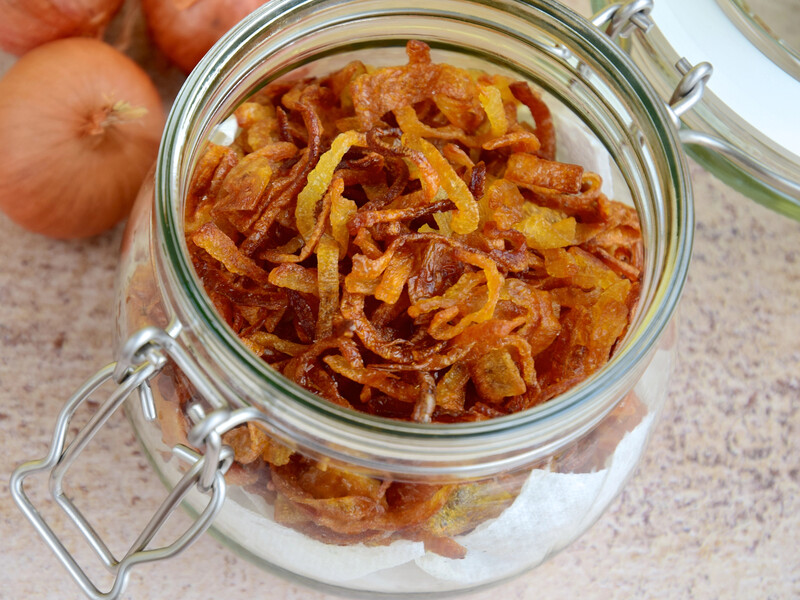 Жареный лук по этому рецепту станет незаменимой закуской на зиму. Просто сделайте так