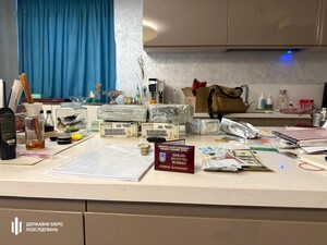 Миллион в валюте, недвижимость и автомобиль. В Днепре задержали экоинспектора, подозреваемую в незаконном обогащении. Фото, видео