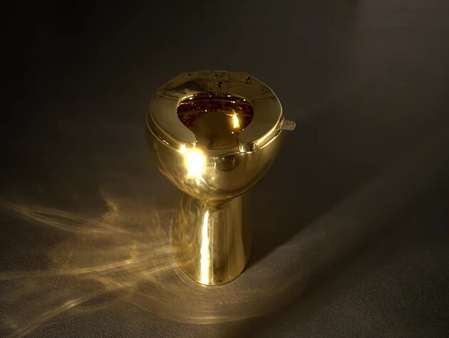 В США продадут золотой унитаз от автора банана на стене. Стартовая цена – $10 млн. Видео