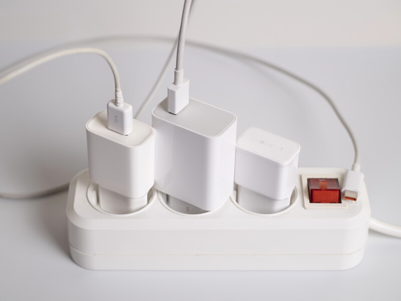 "Они взрываются". Экс-министр энергетики призвал украинцев выключать все из розеток