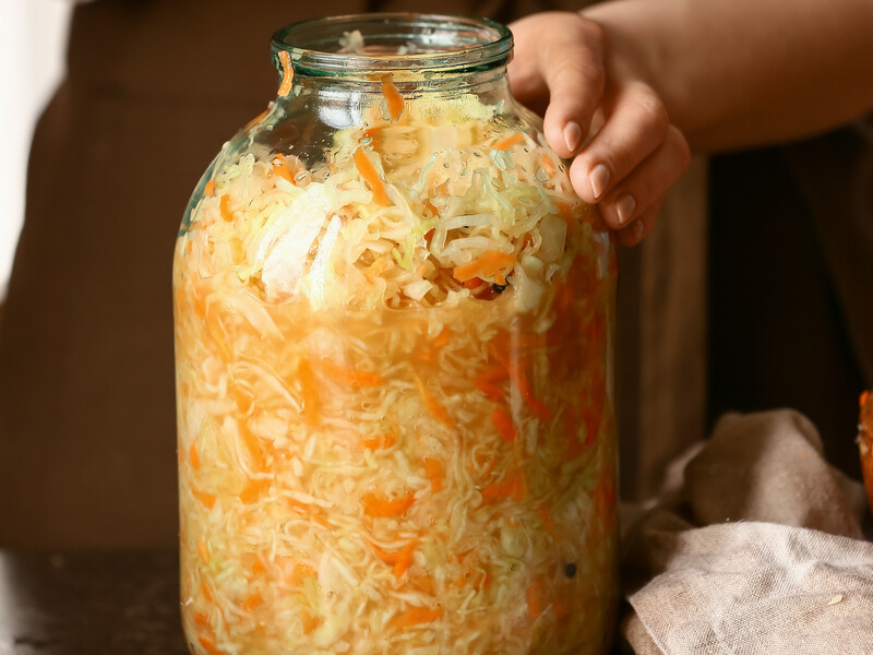 Немного соли, три дня – и гора квашеной капусты будет радовать невероятным вкусом. Быстрый рецепт