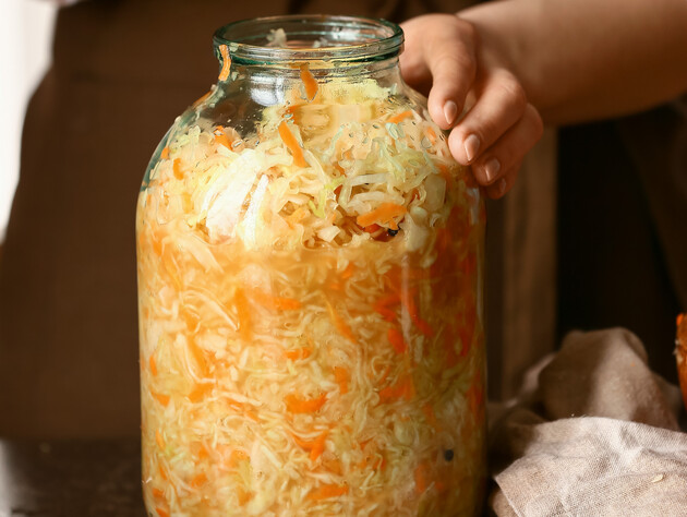 Трішки солі, три дні – і гора квашеної капусти тішитиме неймовірним смаком. Швидкий рецепт